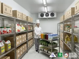 Profesionalisme di Balik Dingin: Chef Cantik di Dalam Ruang Cold Storage